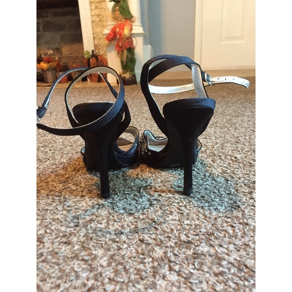 Size 7 black heels - Picture 3 of 3